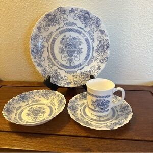 Arcopal Vintage France Blue & White Floral Milk Glass Serving Set for Two 8pc